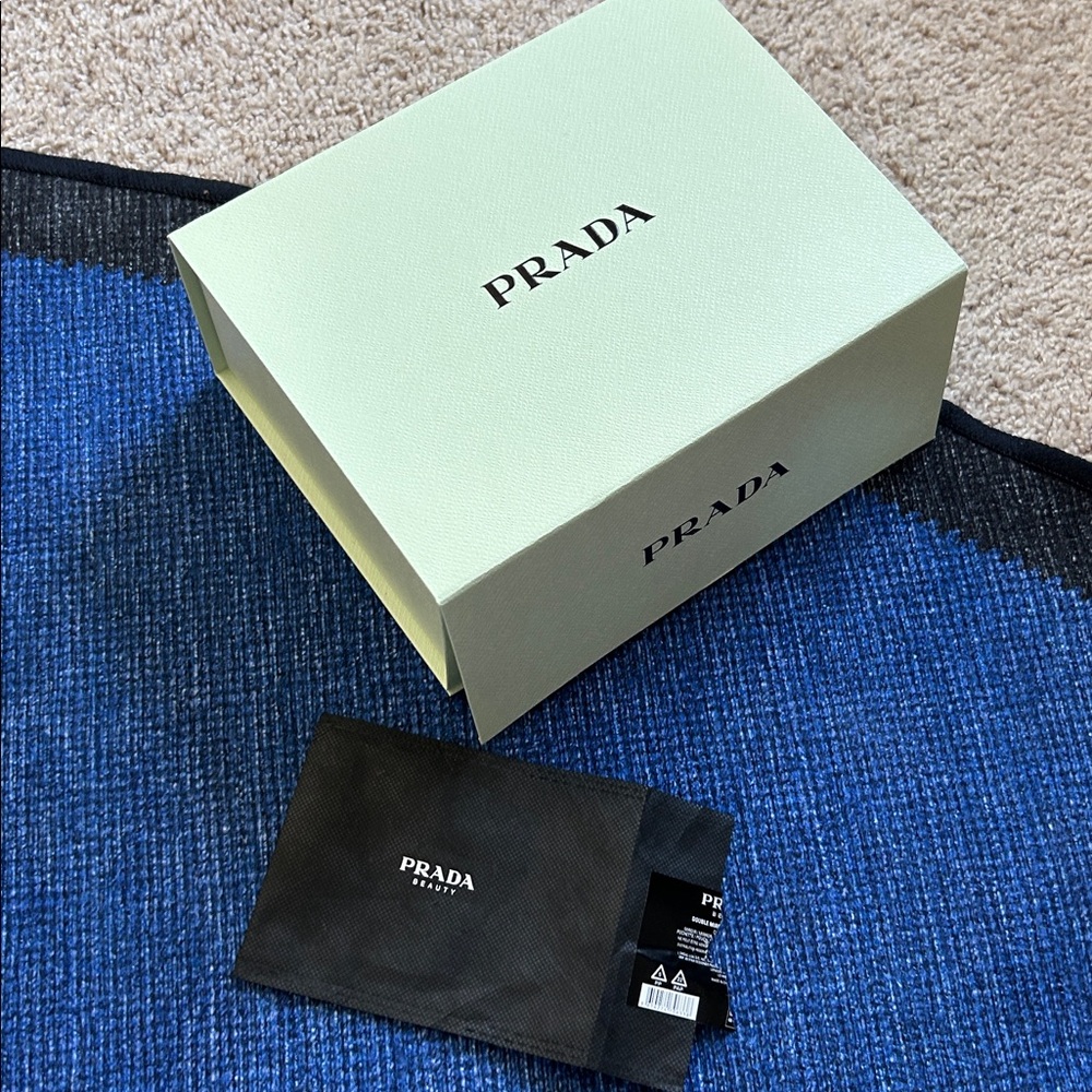 Prada Beauty Triangle compact mirror - Picture 9 of 17
